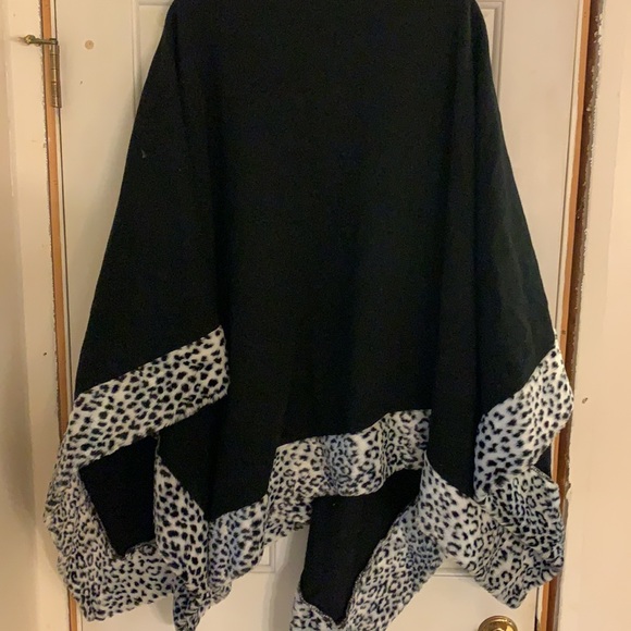 Black/white leopard print cape. - Picture 4 of 4